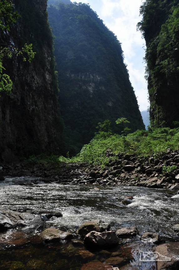 Entre os altos paredões do canyon Itaimbezinho, a trilha do Rio do Boi, em Praia Grande, em Santa Catarina